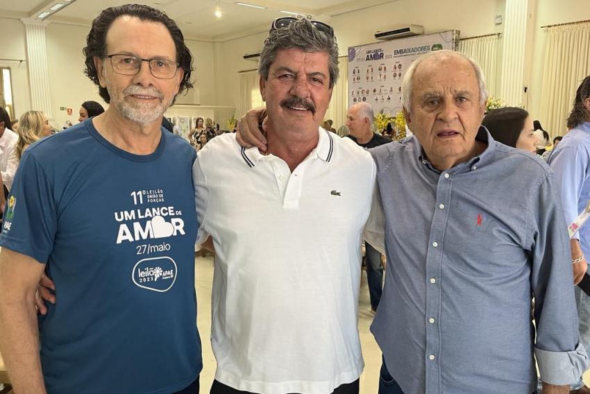 Diretor social da Apae-Franca, Agenor Gado, com José Donizete de Pádua (o Butina) e o leiloeiro Adir do Carmo Leonel