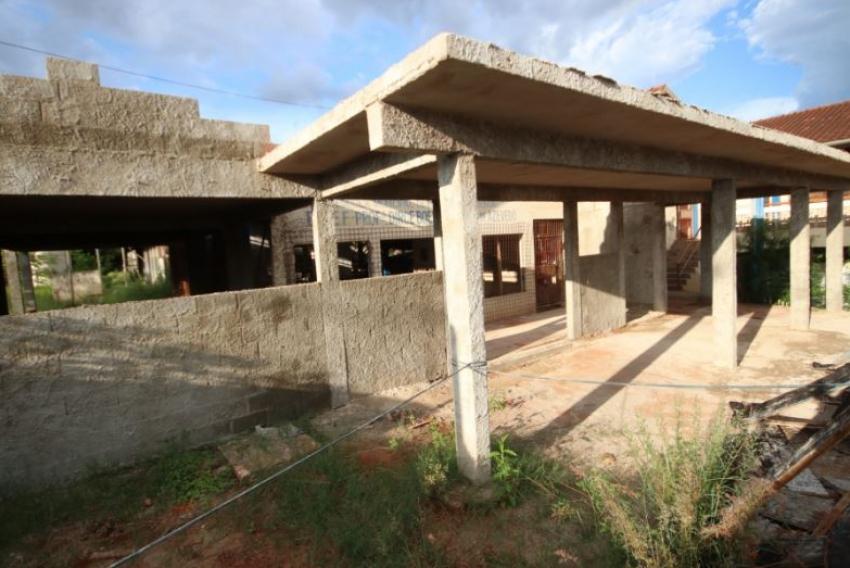 Frente do prédio desativado, no Parque Bauru, região do Geisel