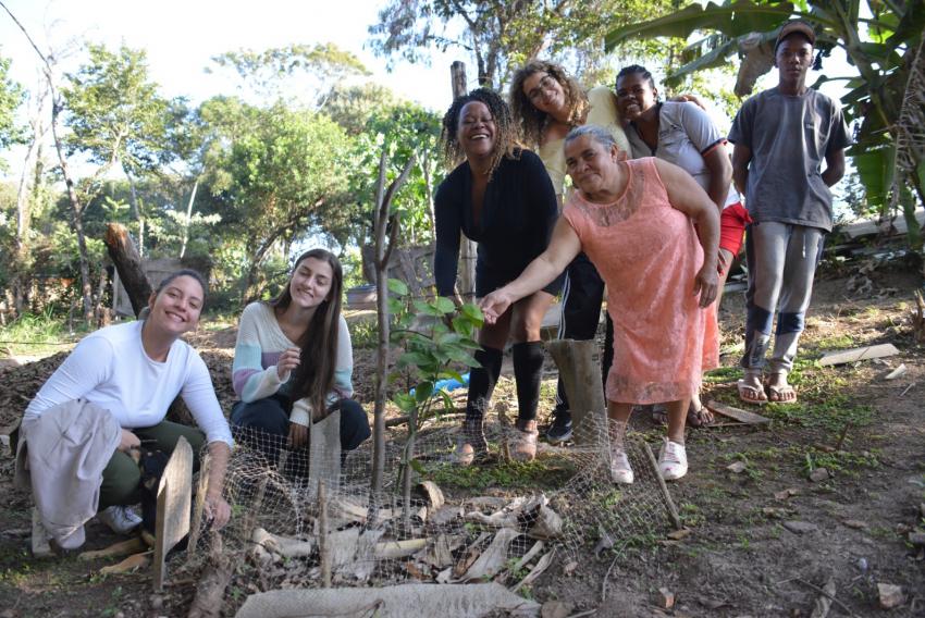 Alunas da Esalq/USP com moradores da comunidade Renascer, na hora comunitária