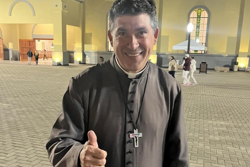Padre Dalmácio Garcia Freitas comanda a Noite do Macarrão na Comunidade Hodie