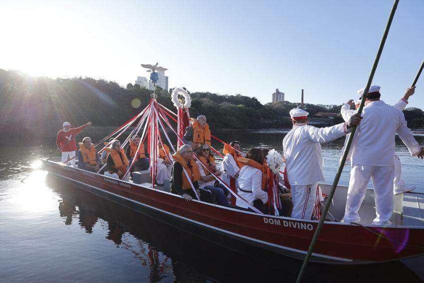 Embarcação maior levou prefeito Luciano Almeida, a primeira data, festeiros e outras autoridades.