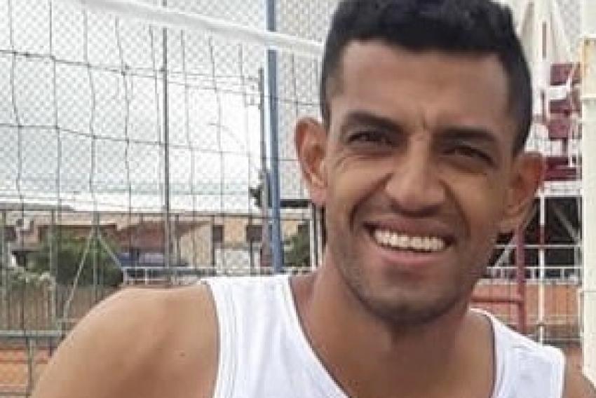 O atleta Edcarlos Silva não esconde sua paixão pelo futevôlei, mas ainda encontra tempo para empreender