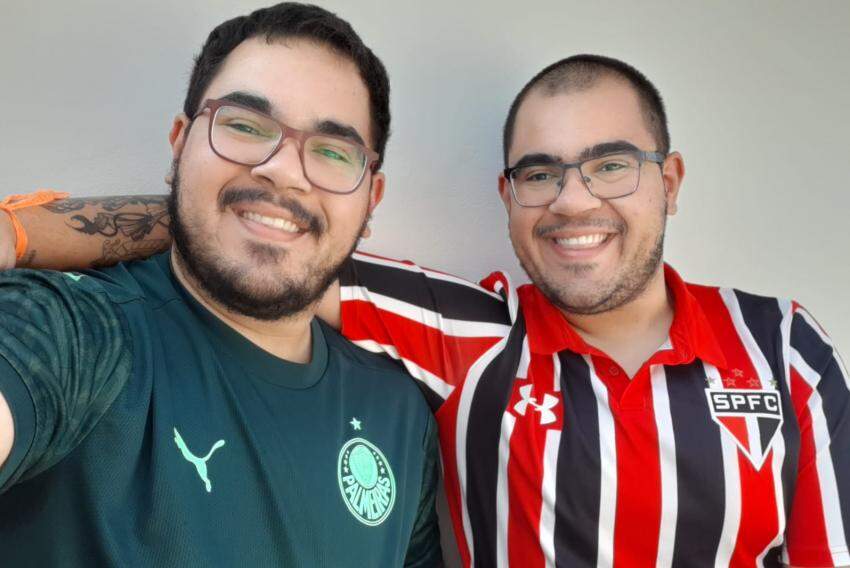 Homens muito decepcionados depois de uma partida de futebol