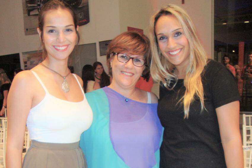 Mãe Stelinha Bettarello com as filhas Isabela e Marília (que aniversaria dia 10/7)