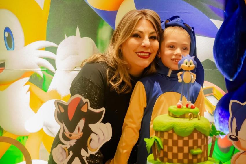 O fofinho Pedro Ribeiro com a mamy Laura Ribeiro em sua festa de 5 aninhos