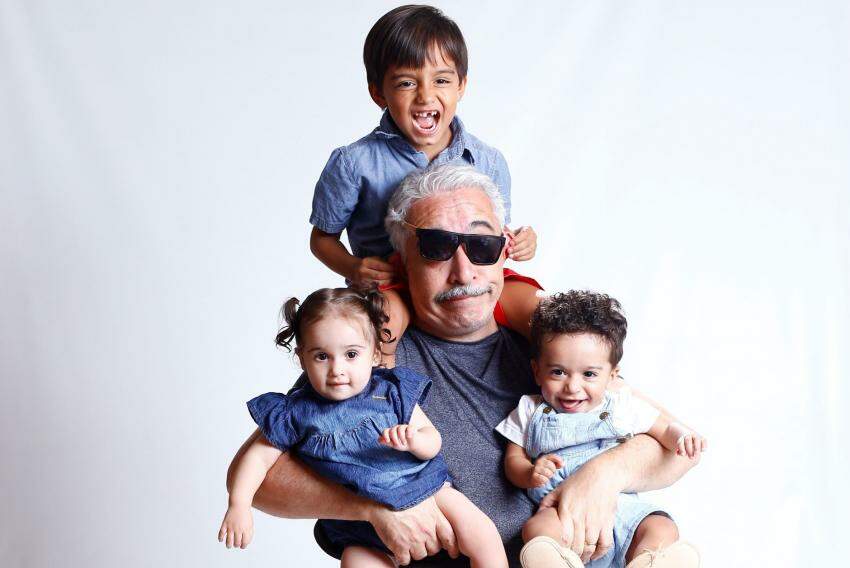 Mauricio Ribeiro com os netos Benjamin (no alto), Liz e Joaquim