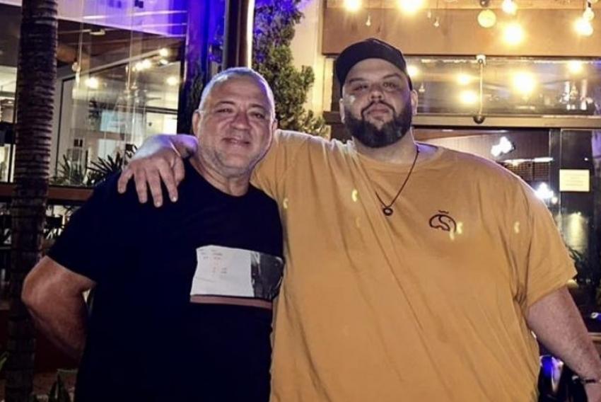 Diretor da choperia Raposa do Ártico, Luiz Sergio Freitas, com o humorista Diego Serafim