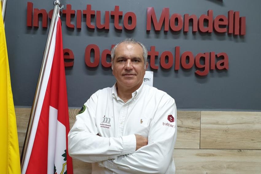 Adriano Mondelli em seu instituto