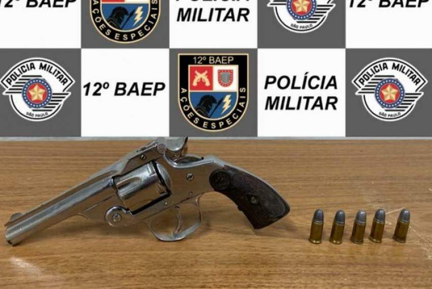 Constou no boletim de ocorrência que o rapaz praticou o crime de porte ilegal de arma de fogo, com agravante de numeração adulterada