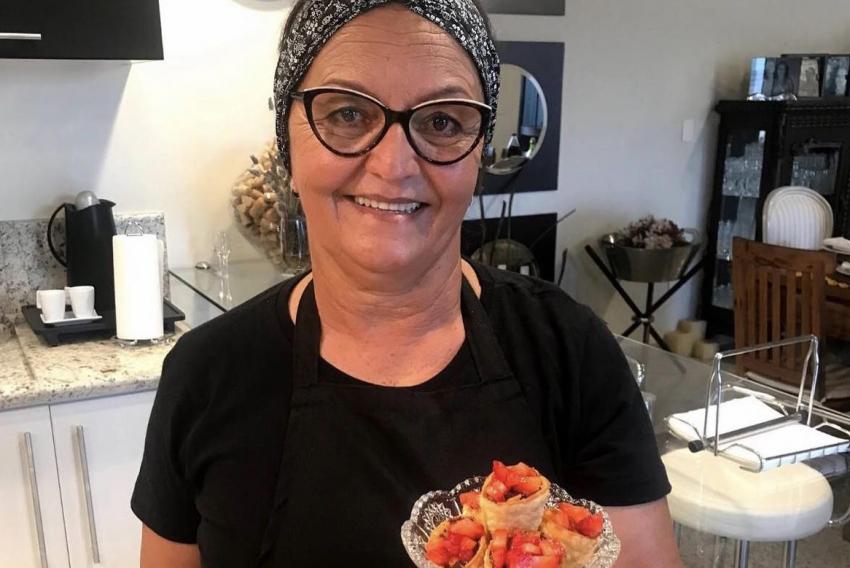 A influenciadora e chef Eleni Moretti acaba de bater a marca de 1 milhão de seguidores do Instagram