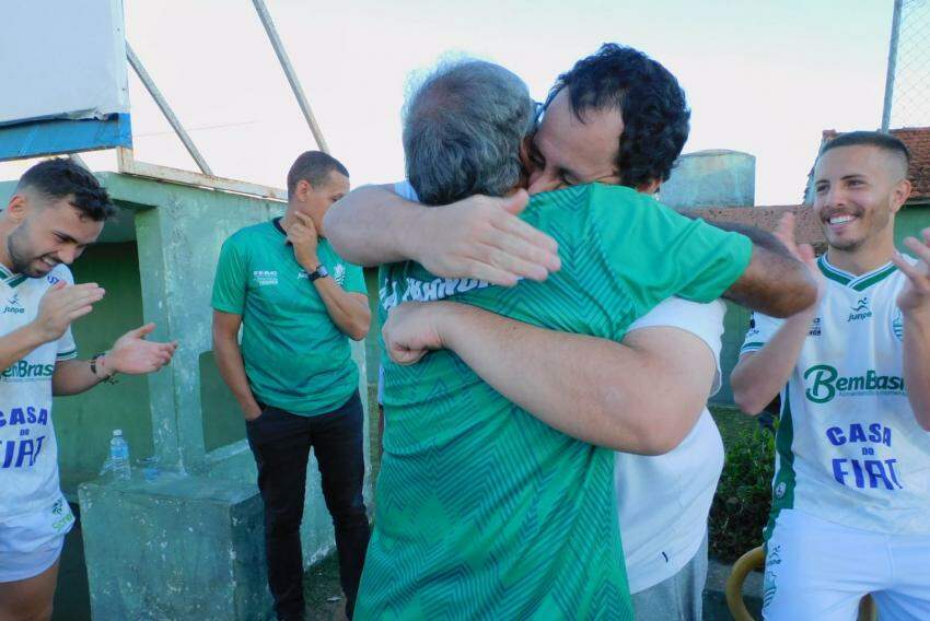 Presidente Rafael Diniz (de branco) abraçando o técnico Wantuil Rodrigues (de verde)