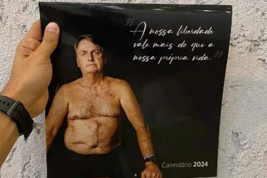 Foto do calendário de 2024 com ex-presidente sem camisa, que faz parte do catálogo da Bolsonaro Store