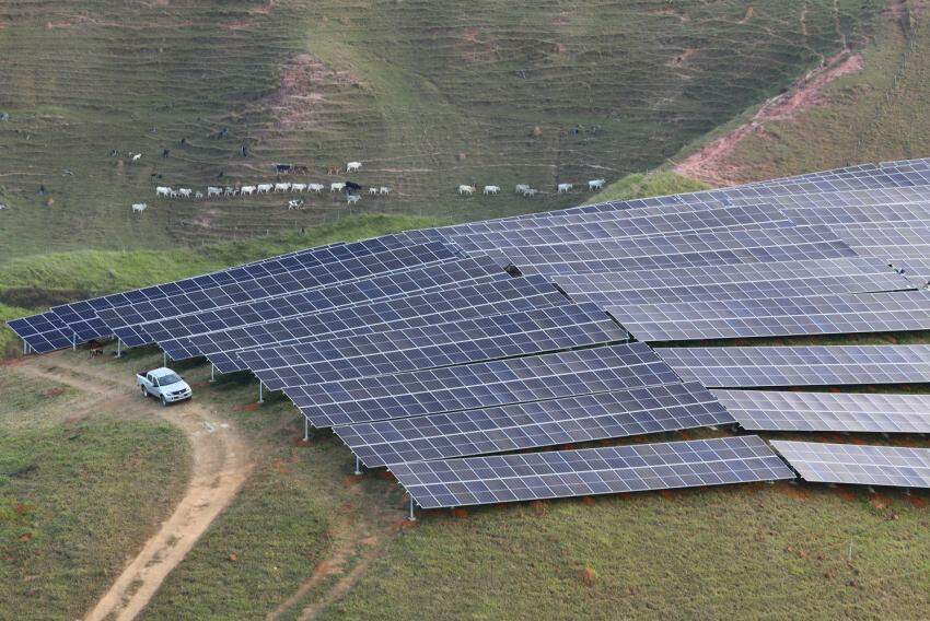 Fazenda de módulos fotovoltaicos em Cachoeira Paulista