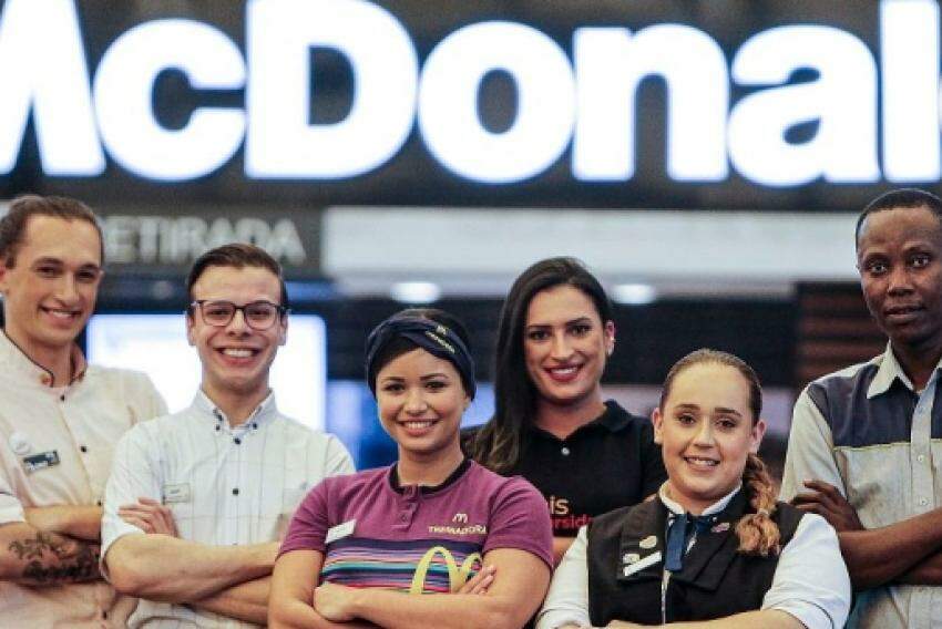 Do atual quadro de funcionários da rede nacional do McDonald´s, cerca de 76% têm menos de 25 anos de idade e estão em sua primeira experiência