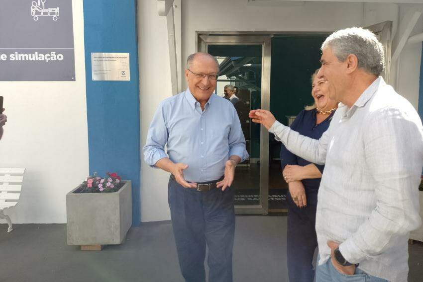 Geraldo Alckmin em Taubaté, ao lado do prefeito José Saud e da reitora da Unitau, Nara Fortes
