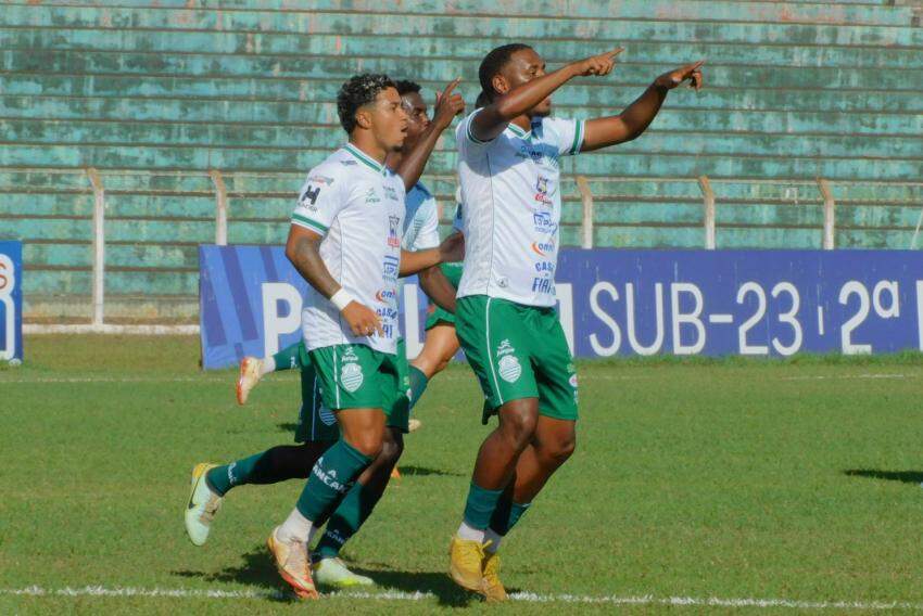 Ruam Kevin comemora gol com seus companheiros, durante partida nesta quarta-feira em Taquaritinga