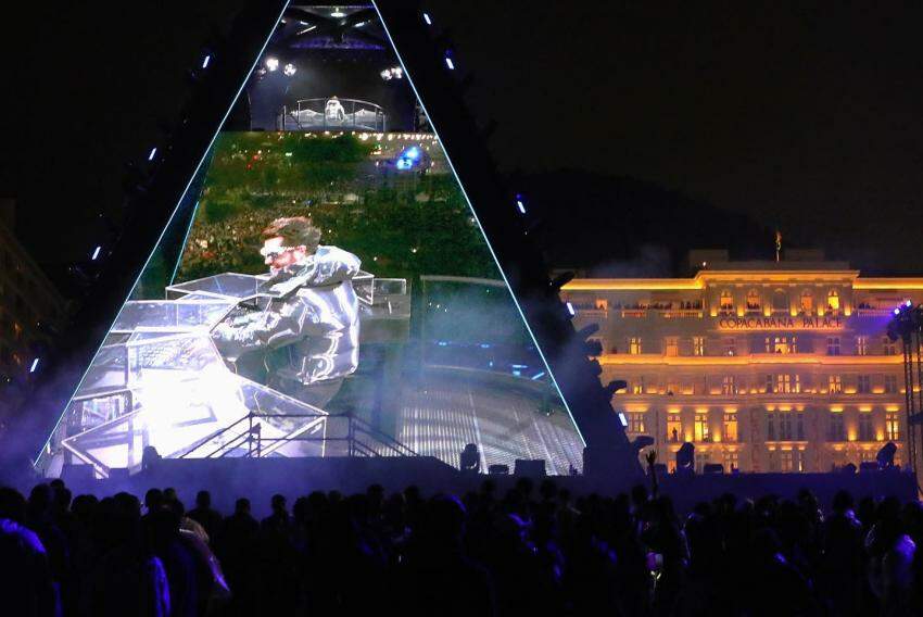 O palco em formato de pirâmide e o Copacabana Palace