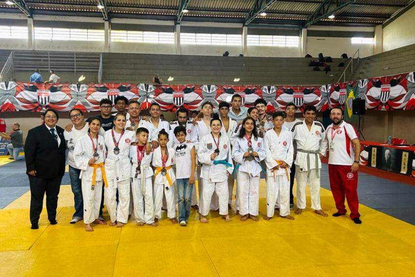 Equipe da Associação Kazoku de Judô: classificação dos 10 atletas para a grande final da competição estadual