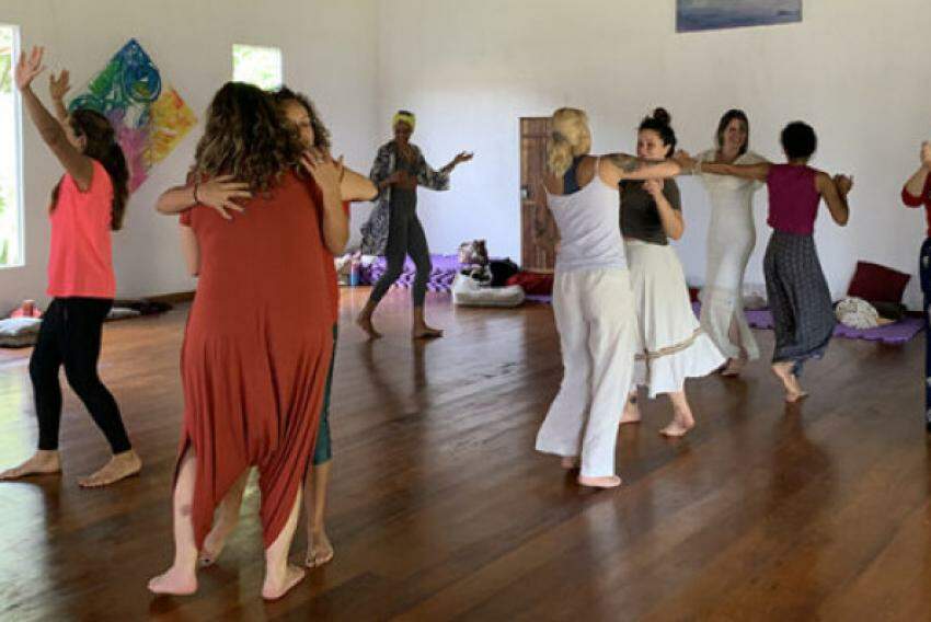 Dança meditativa que convida cada pessoa a trazer sua dança