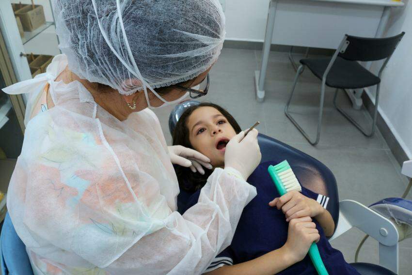 Aluna Heloísa Ribeiro, 8 anos, da EMIEF Prof. Emílio Simonetti, em atendimento odontológico na escola