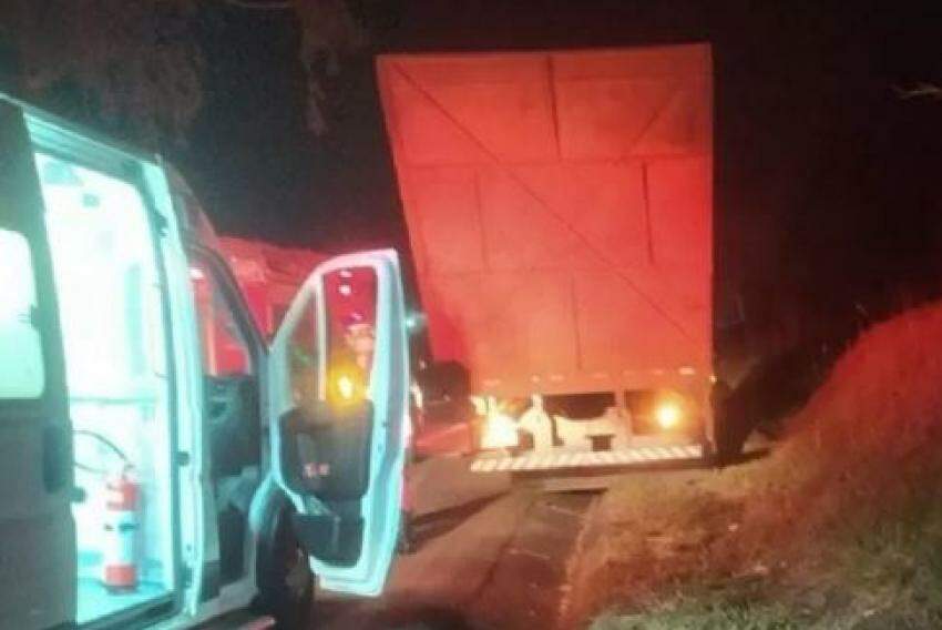 O caminhão, que estava em uma descida, começou a andar sozinho, indo em direção a um barranco, segundo informações do Corpo de Bombeiros