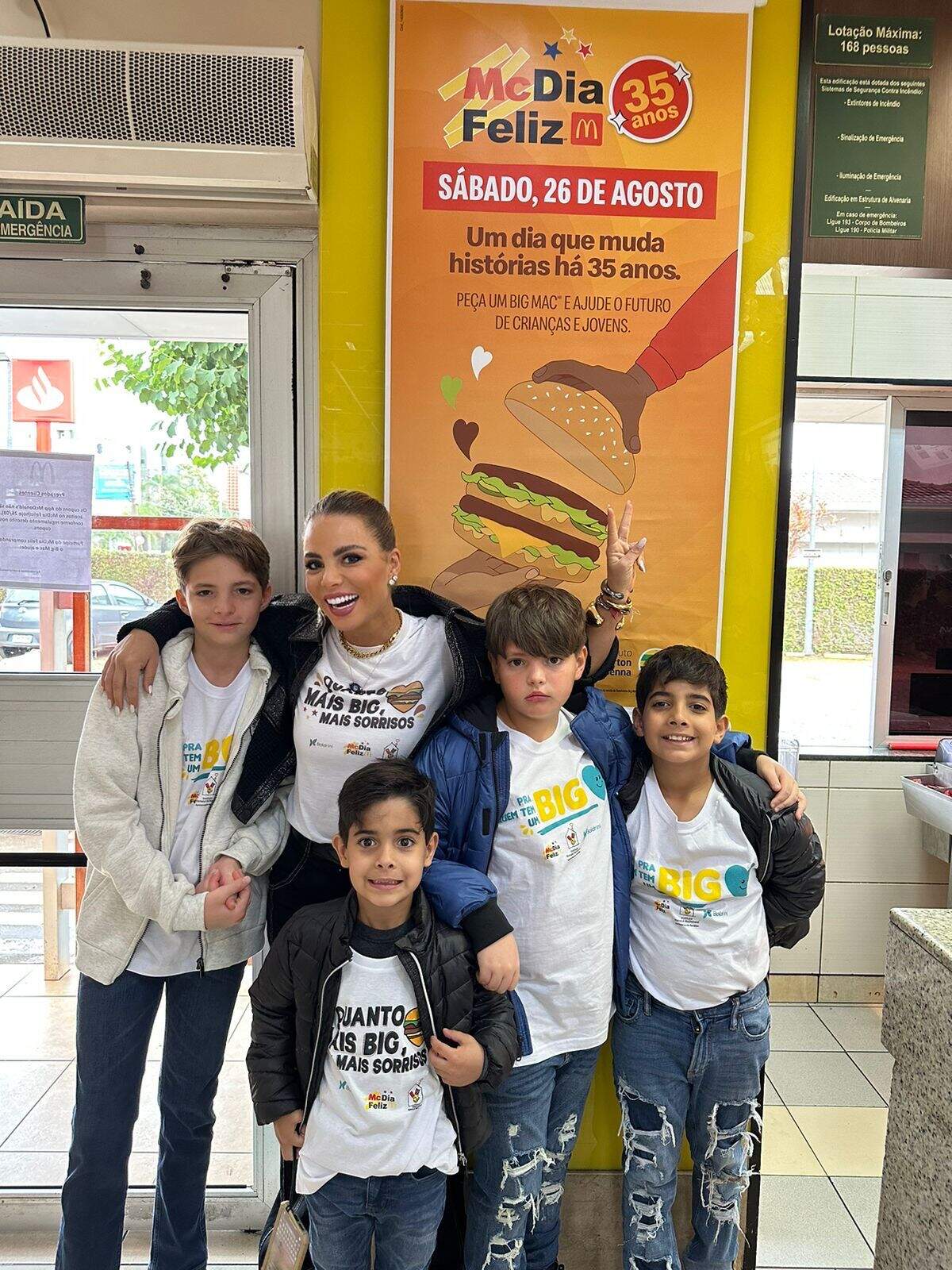 Isa Santini ao lado dos filhos e sobrinhos