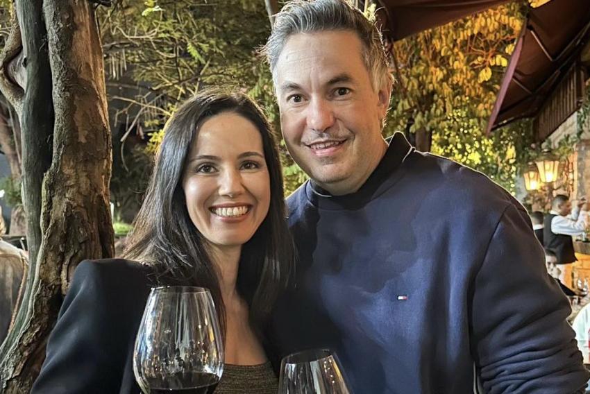 Fina, elegante, educada, Ariana Patrocínio brindando com o marido, Rafael Patrocínio, mais um aniversário