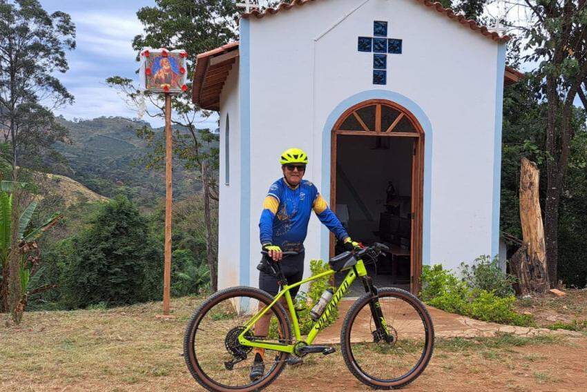 Homem caindo da bicicleta no caminho no campo