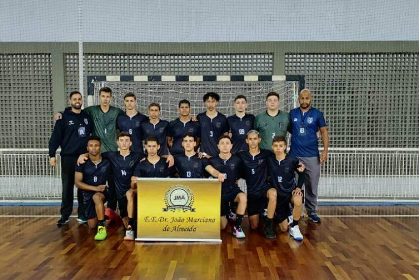 Equipe de handebol masculino da escola estadual 'João Marciano de Almeida'