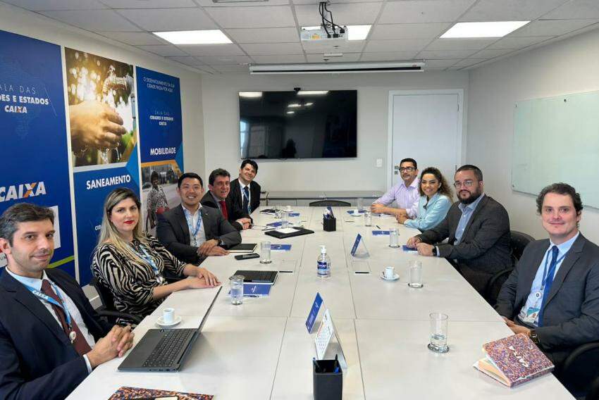 Diretores da Caixa durante a reunião de ontem; à direita, no fundo, Everton Basílio, Suéllen Rosim e Everson Demarchi