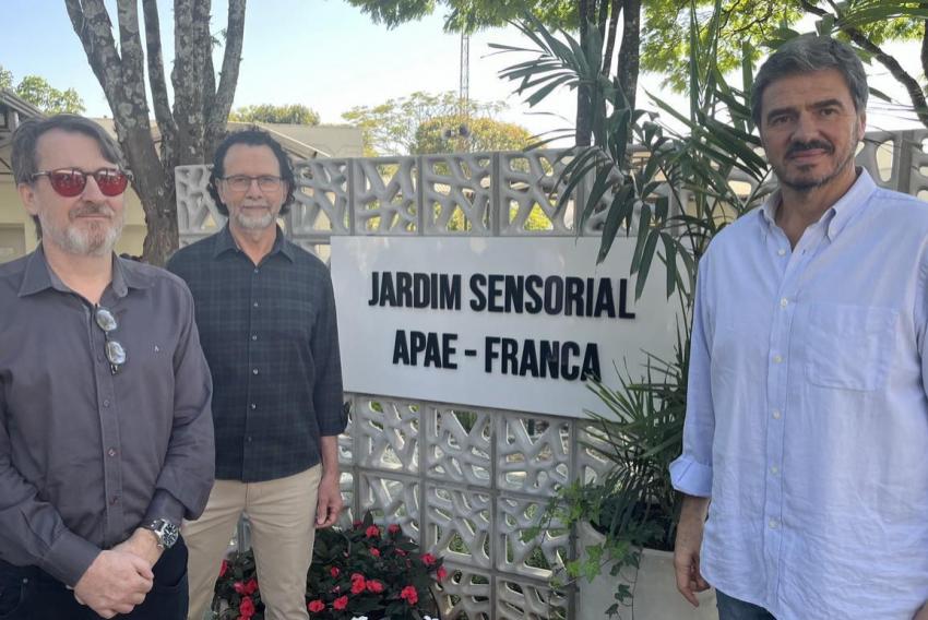 Paulo Henrique Ferreira, Agenor Gado e Toninho Salloum na inauguração da praça sensorial da Apae-Franca