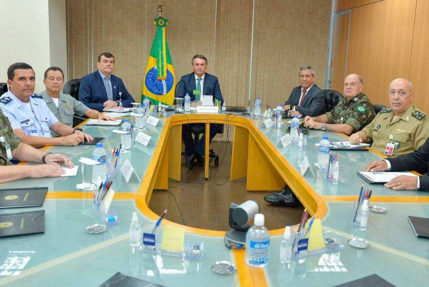 Bolsonaro com os comandantes das três forças
