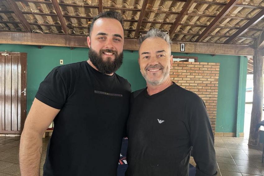 Franco Barbosa, no flash com o namorado João Gabriel Carone, recebeu convidados para o pique-pique, dia desses 