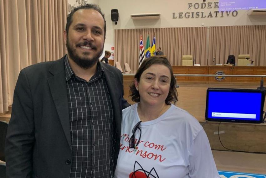 Joster Melo e Fulviany Cristina Lazari Costa, representante da entidade Vibrar com Parkinson em Agudos; veja no final a foto do Cordão Tulipa Vermelha