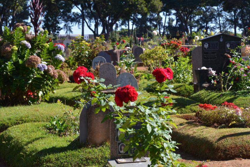 Lápides no cemitério Santo Agostinho, em Franca