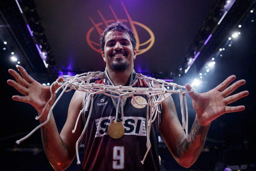 Lucas Dias com uma das redinhas da cesta da final do Mundial de Clubes