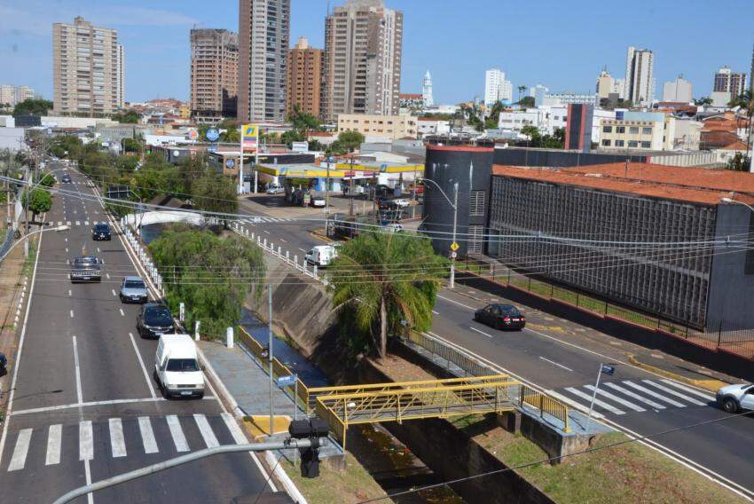 Imagem registrada do viaduto Dona Quita, observando a avenida Alonso y Alonso