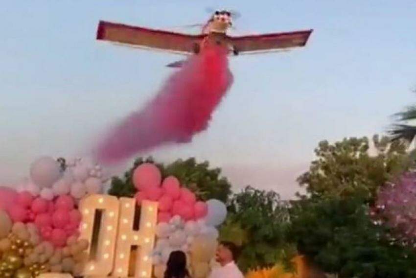 Vídeo mostra o momento em que a aeronave faz um rasante por cima do casal e libera um rastro em pó de cor rosa; em seguida, cai