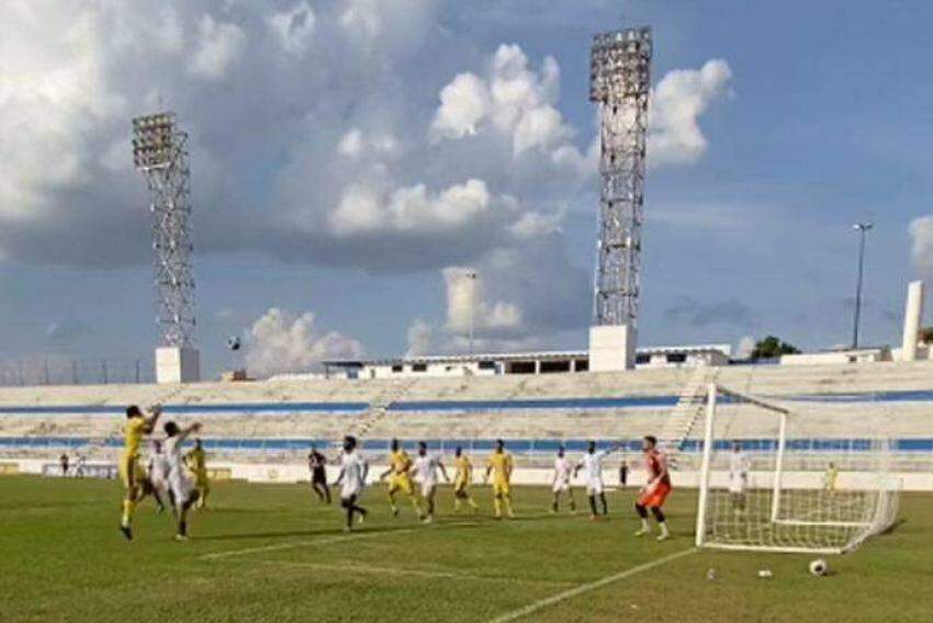 Disputa de bola no primeiro gol do Catanduva no estádio Silvio Salles: Francana perde por 4 x 0 e está eliminada