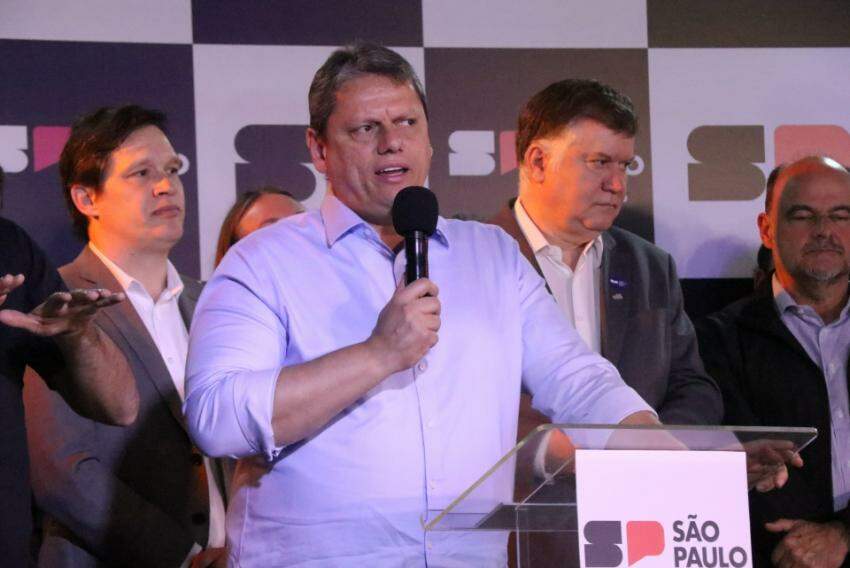O governador Tarcísio de Freitas (Republicanos) durante agenda em Bauru em julho, quando anunciou investimentos ao HC e participou de solenidade na Apae