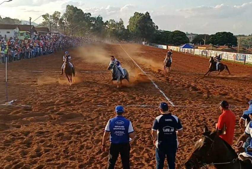 Corrida entre Cássia e Areia reuniu grande número de pessoas em Cássia/MG