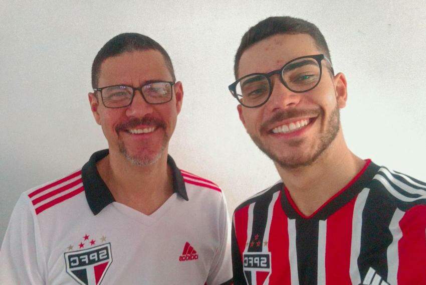 Pai José Roberto e o filho Hudyson Fernandes com camisas do São Paulo