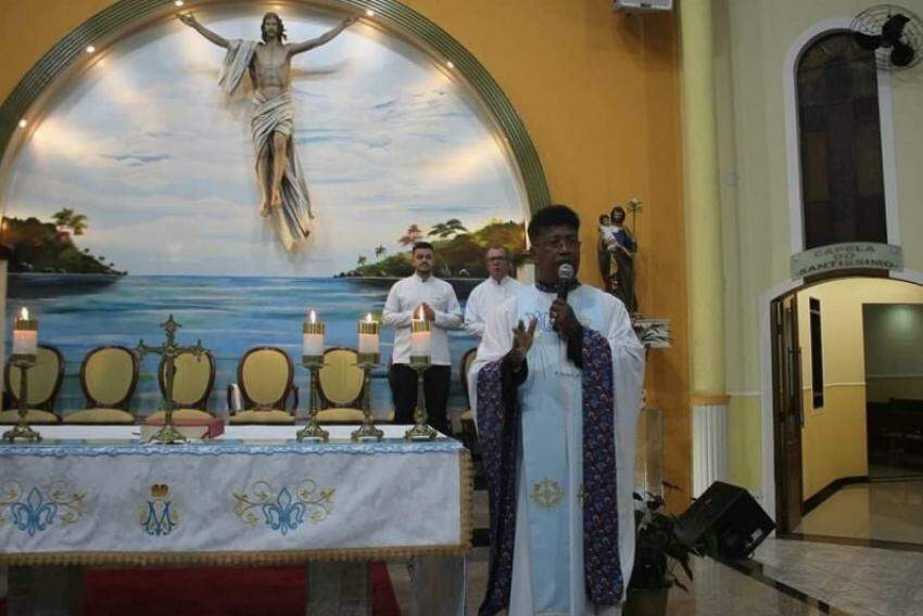 O pároco responsável pela festa de São Benedito é o Pe. Renilton