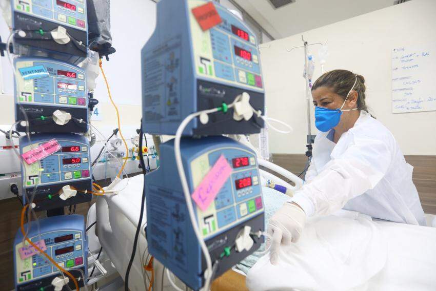 Enfermeira monitora paciente internado em leito da UTI Adulto do Hospital Municipal em São José