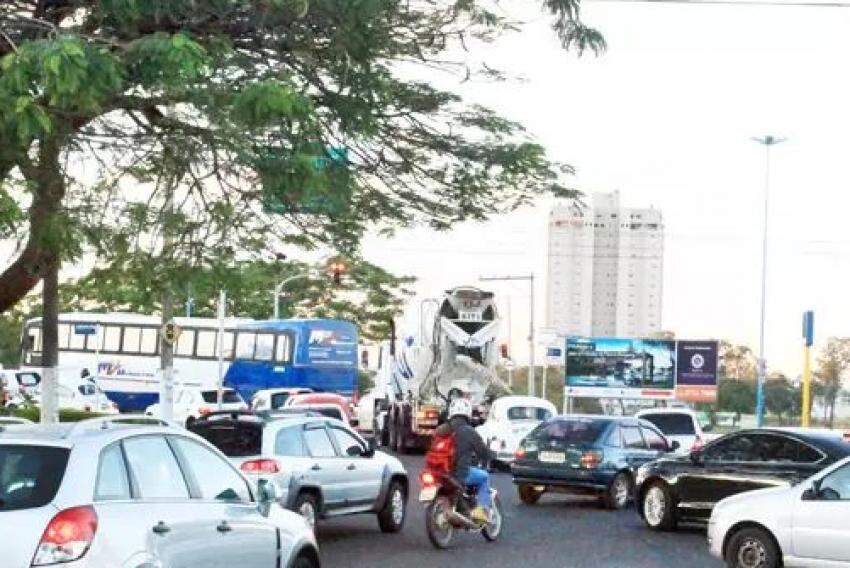 Confusão entre motoristas de carros e motos: comum no cruzamento das avenidas na região do Distrito Industrial e bairro São Joaquim