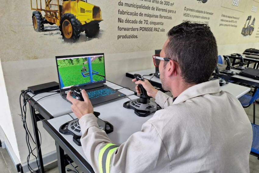 Simulador utilizado no curso de operadores de máquinas florestais, ofertado pelo Senai