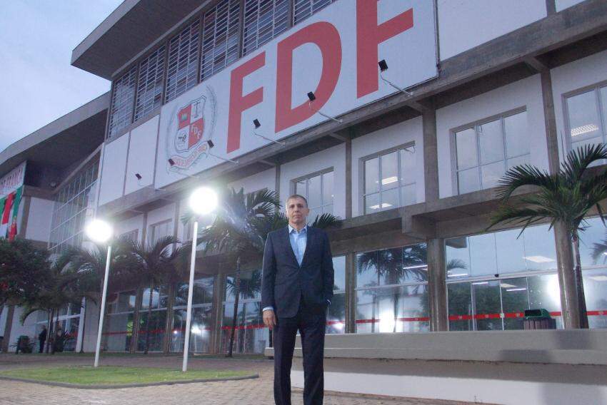 O juiz federal Rubens Calixto em frente à Faculdade de Direito de Franca, onde é professor: 'Muita alegria com a nomeação'