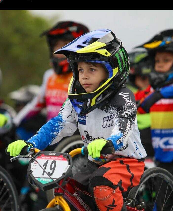 Lucca Bernardes, de 5 anos, é atleta de BMX