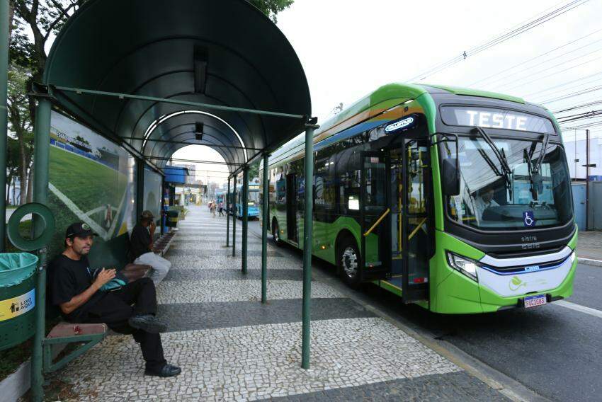 Ônibus elétrico em teste nas ruas de São José