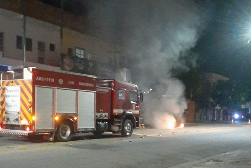 Protesto com incêndio em veículos causa tumulto na Avenida Fundo do Vale em  São José; VÍDEO, Vale do Paraíba e Região